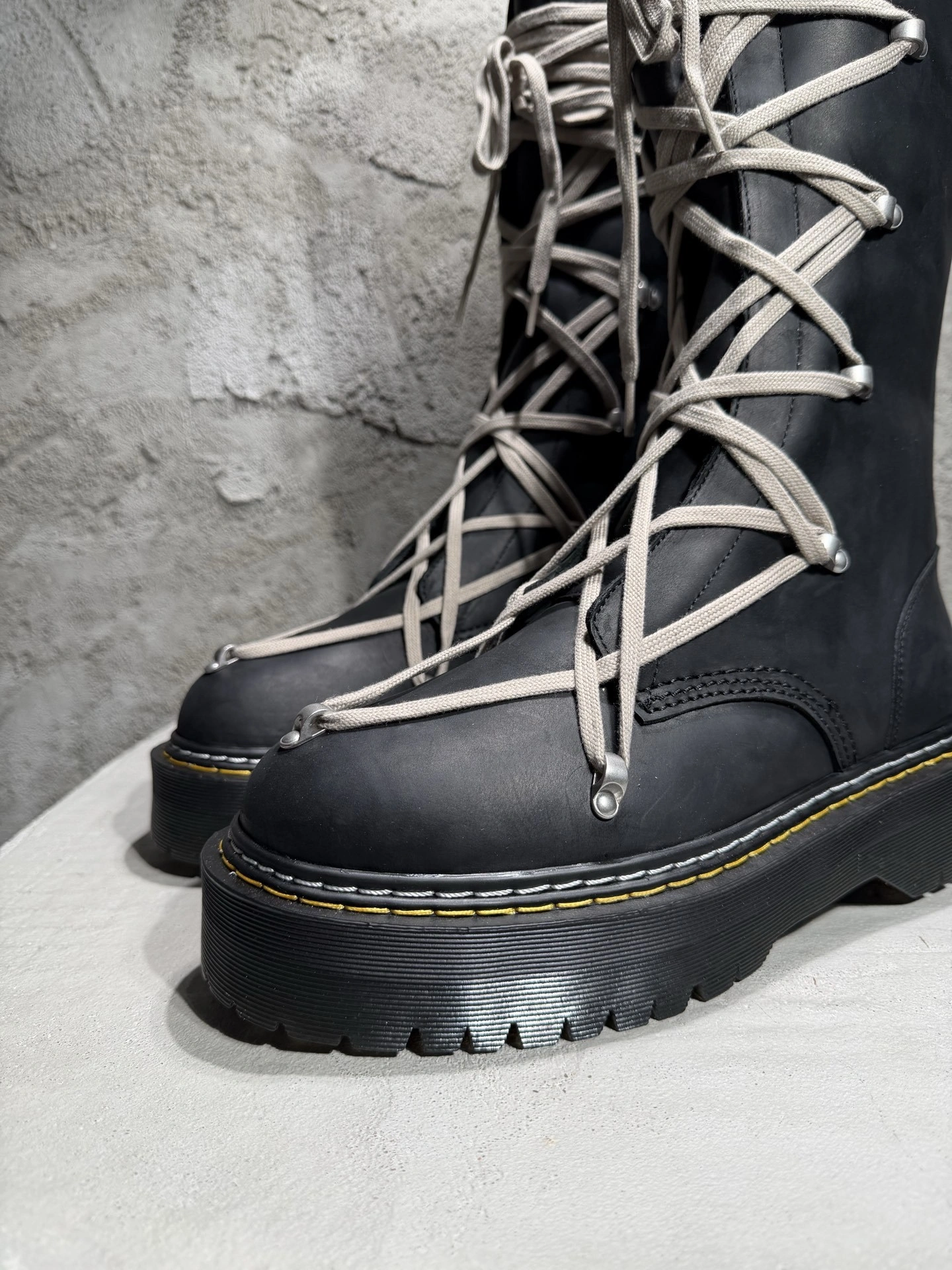 OOBB-- Ow59s DM02E68110001-09  DW02E68110001-09 Ow59s x Dr.Martin Calfskin cowhide item:F-X409B0221B